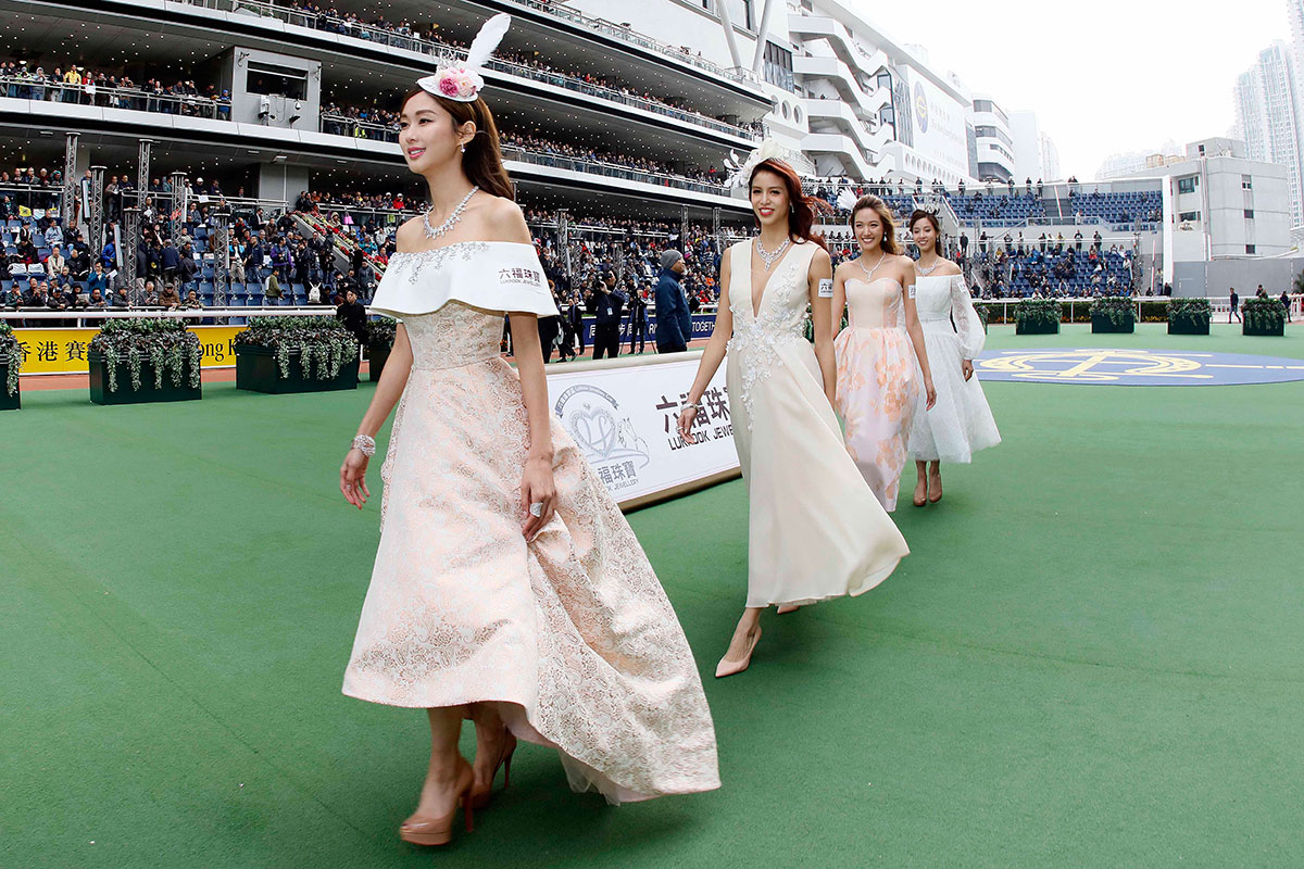 岑麗香及應屆香港小姐於馬匹亮相圈閃耀登場，演繹六福珠寶一系列設計時尚閃爍的鑽石首飾。