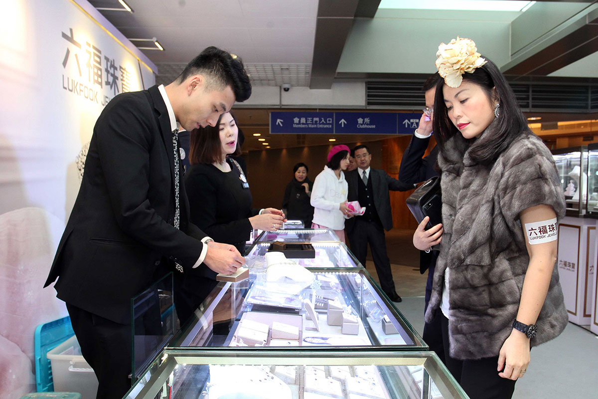 六福珠寶於場內設展銷攤位，吸引入場人士前來購物。
