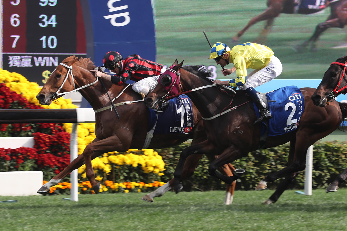 三冠大賽次關賽事花旗銀行香港金盃今日於沙田馬場舉行，騎師潘頓夥拍告東尼馬房的「馬克羅斯」（1號），力壓「明月千里」（2號），在這場途程2000米的一級賽中勇奪冠軍。