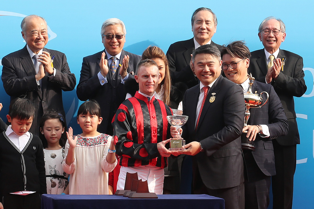 花旗集團香港及澳門區行長盧韋柏（右）致送紀念品予頭馬「馬克羅斯」的馬主代表、練馬師告東尼及騎師潘頓 。
