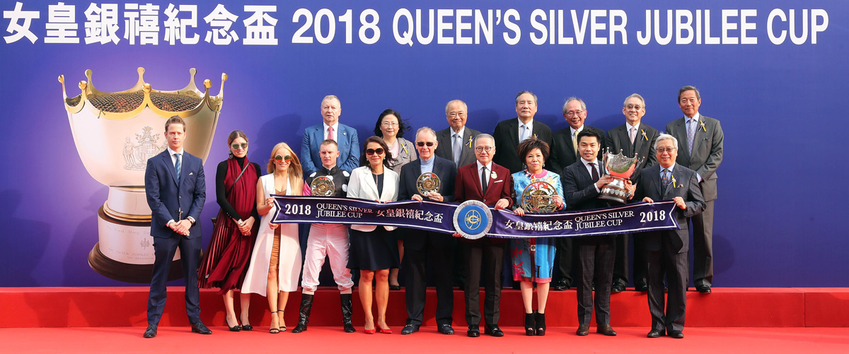 馬會主席葉錫安博士、眾馬會董事及行政總裁應家柏，與「美麗傳承」的馬主及騎練於女皇銀禧紀念盃頒獎禮上合照。
