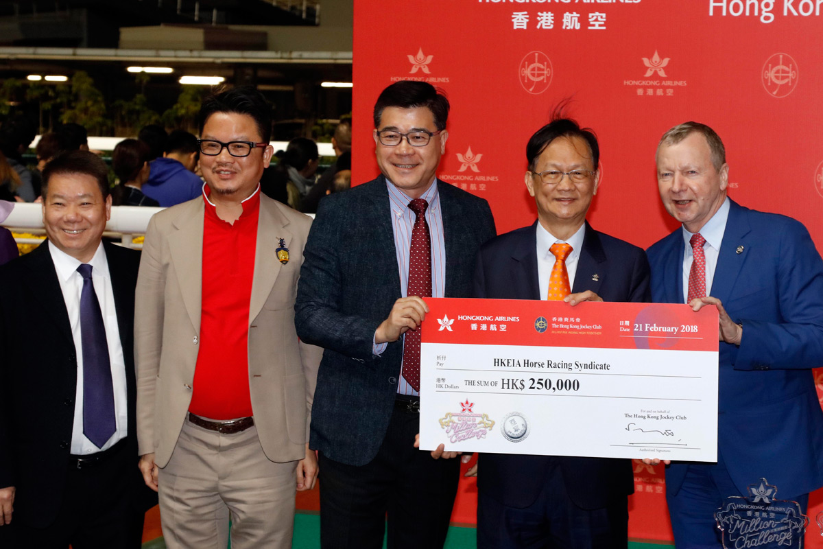 香港賽馬會行政總裁應家柏頒發二十五萬元獎金支票予本年度香港航空百萬挑戰盃亞軍「電子群英」馬主香港電子業商會賽馬團體代表。