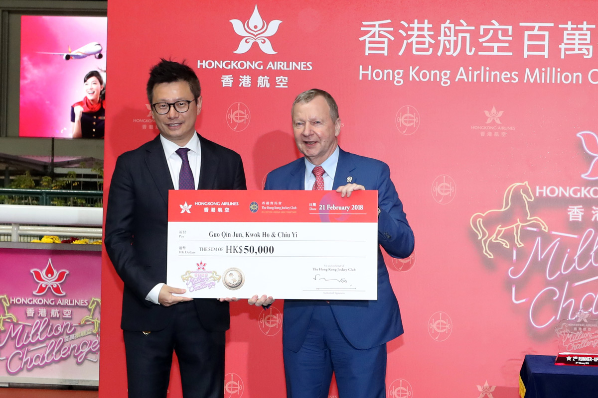 香港賽馬會行政總裁應家柏分別頒發五萬元獎金支票予本年度香港航空百萬挑戰盃雙季軍「軍歌」及「勇冠王」的馬主及代表 。