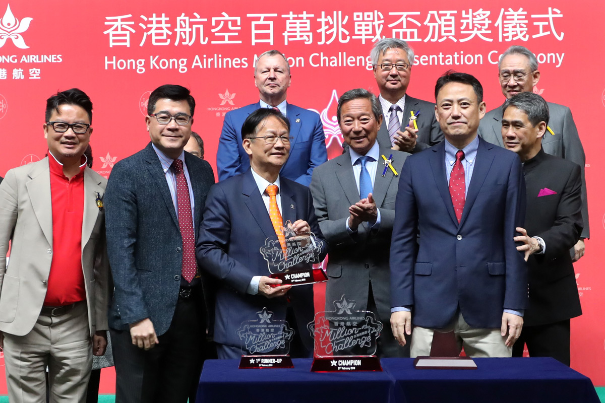 香港航空副主席鄧竟成、副主席兼總裁王利亞及副總裁戰學偉致送紀念品予冠、亞、雙季軍馬匹的馬主及代表，及冠軍馬匹的練馬師。