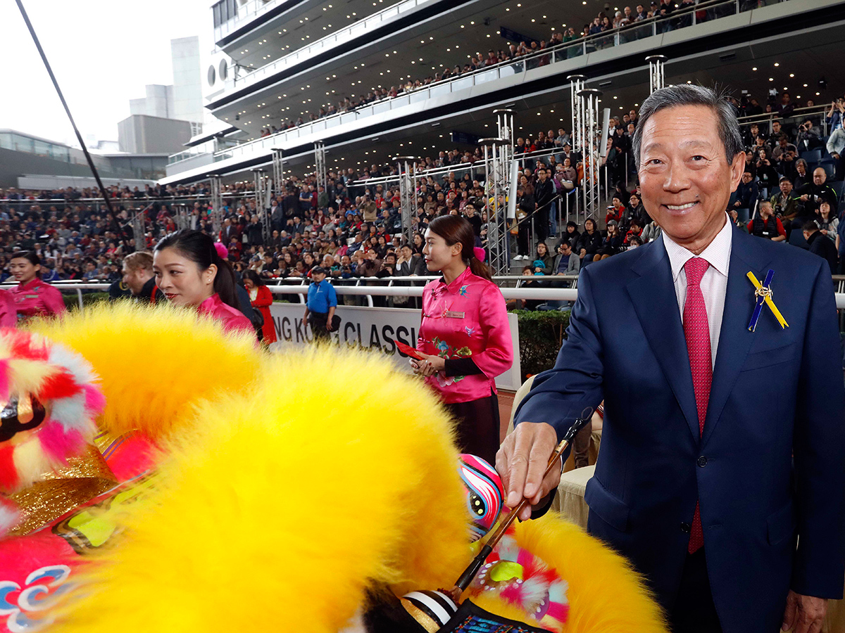 農曆新年賽馬日今天（2月18日大年初三）在沙田馬場舉行，香港賽馬會主席葉錫安博士（圖1）、馬會董事及高層於綜合匯演暨開幕典禮主持醒獅點睛儀式及合照。