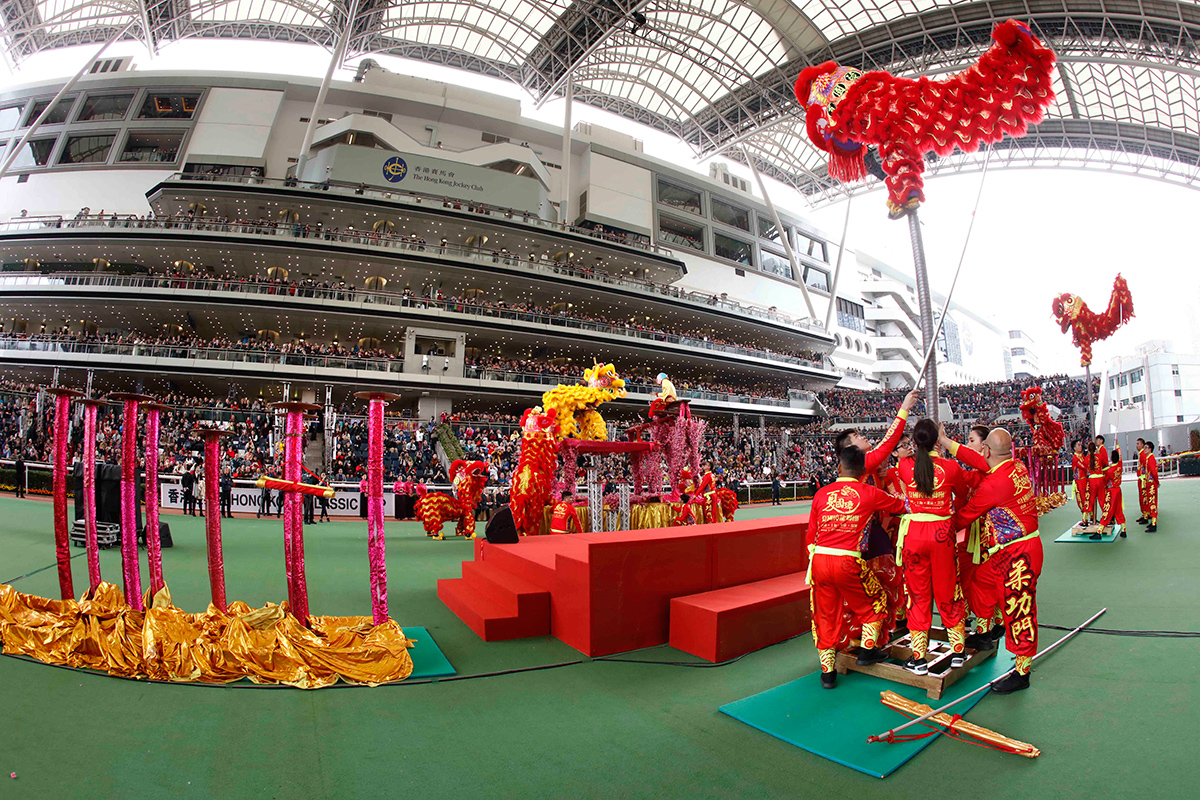 農曆新年賽馬日以金鼓齊鳴醒獅匯演打響頭炮，為現場增添熱鬧的新春氣氛。