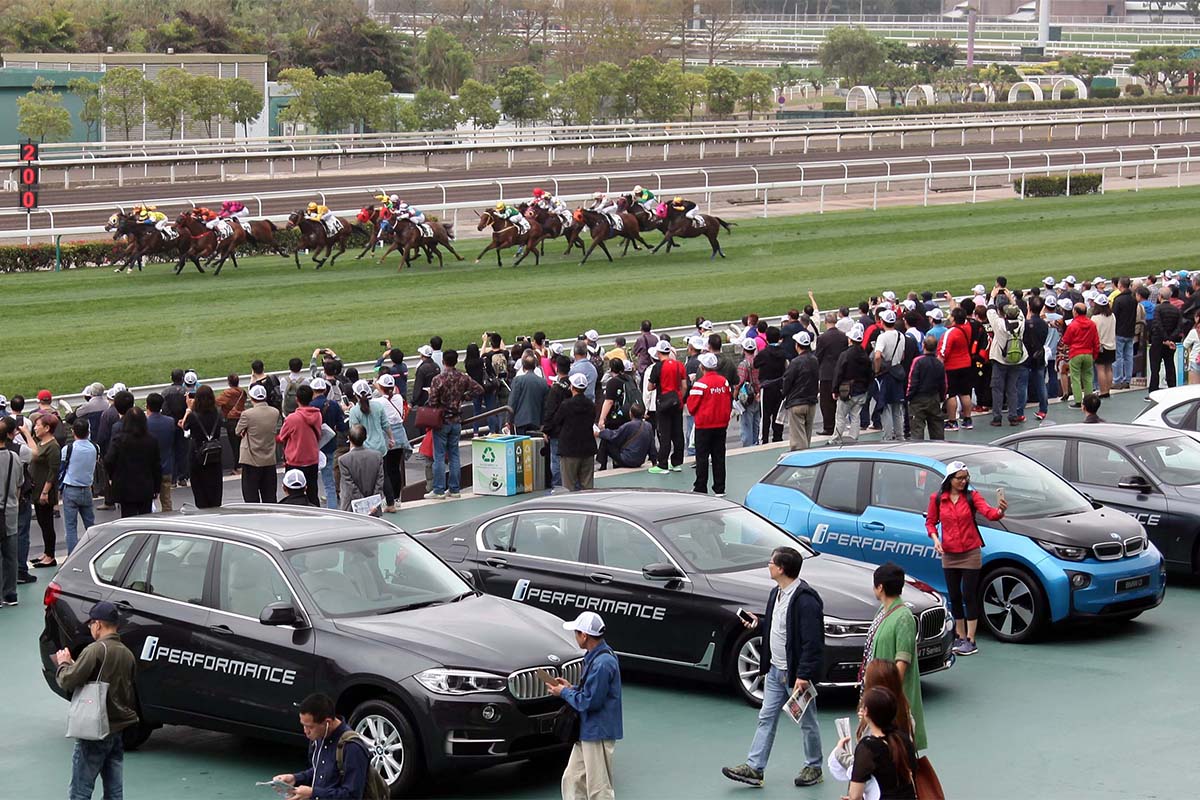 寶馬香港打吡大賽日雲集名人名駒與名車，現場展出多款寶馬名車。