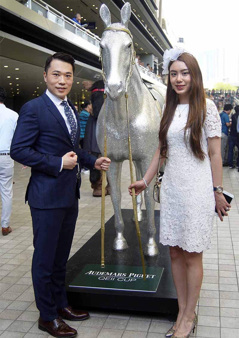 入場嘉賓在沙田馬場與小馬吉祥物及閃亮的愛彼女皇盃駿馬雕像合照留念。