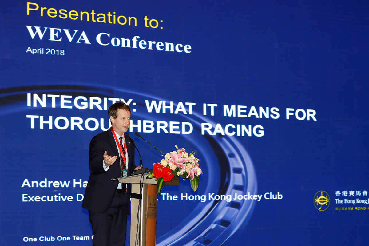 馬會賽馬事務執行總監夏定安先生講述誠信在賽馬業的重要地位。