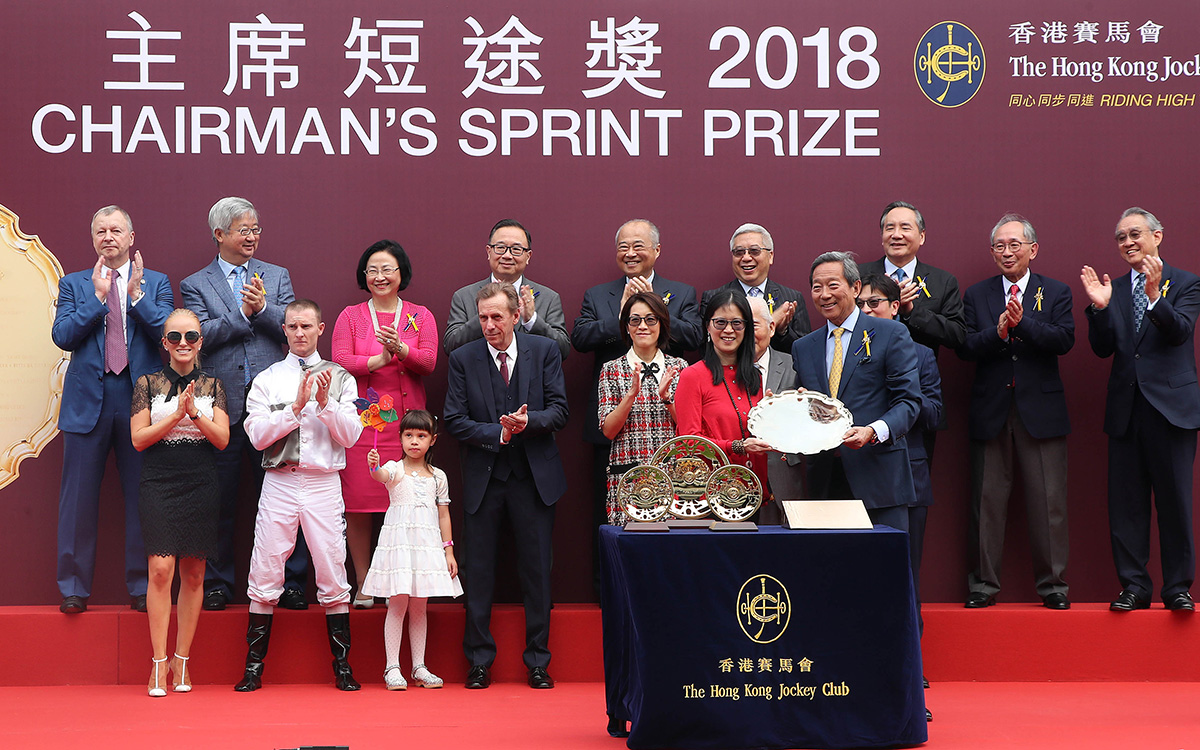 香港賽馬會主席葉錫安博士、及一眾馬會董事、行政總裁應家柏與「天下為攻」的馬主、練馬師及騎師，在主席短途獎頒獎禮上合照。