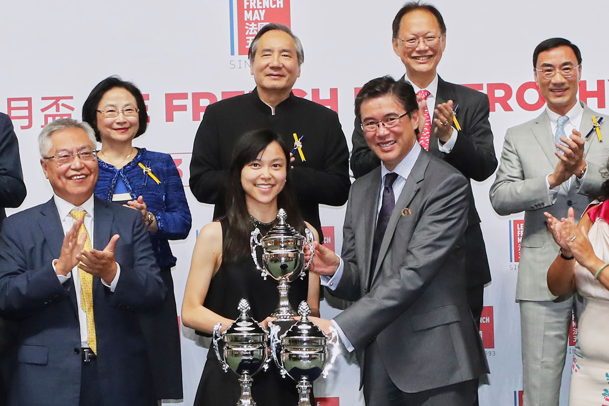 法國五月董事會主席阮偉文先生，於賽後頒發獎盃予「哈蝦巴爸 」的馬主代表。