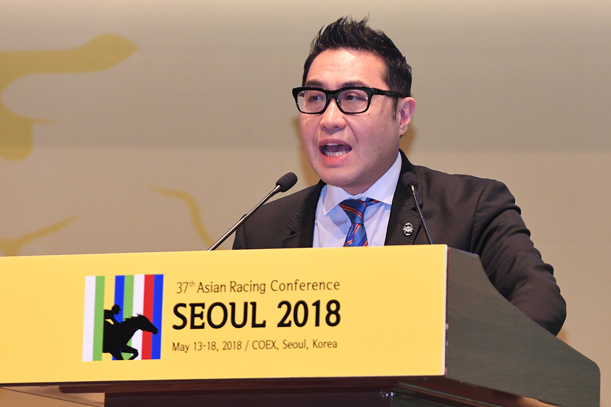 香港賽馬會市場及國際業務拓展執行總監張之杰在首爾舉行的亞洲賽馬會議第二天會期的首項業務會議上發表演說。