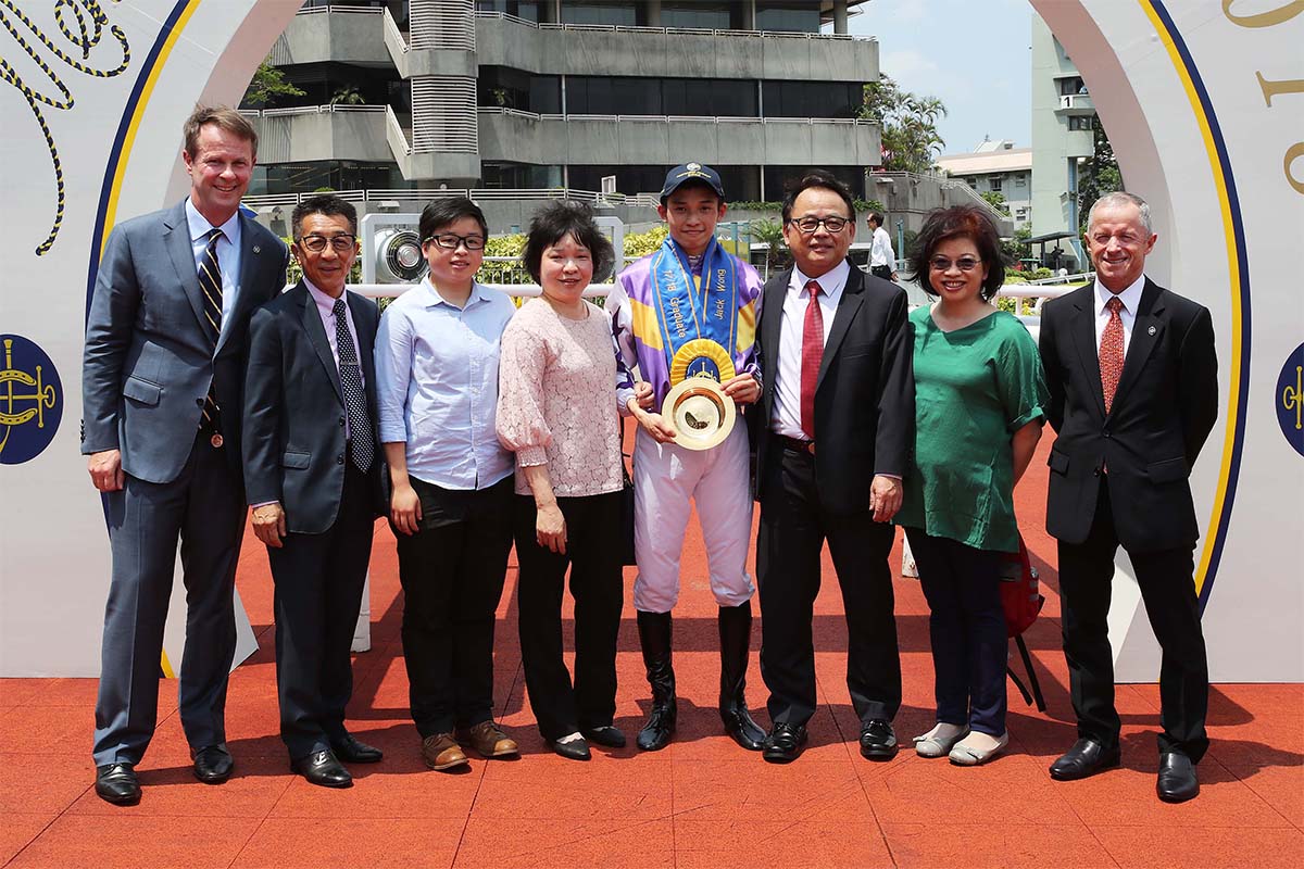 黃皓楠及其家人與香港賽馬會賽馬事務執行總監夏定安（左）、見習騎師學校首席騎術教練高雅志（右）、及其導師徐雨石（左二），於畢業禮上合照。