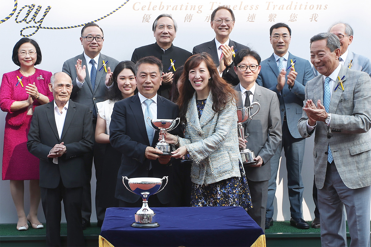 在會員盃頒獎禮上，本會會員兼馬主黃敏華女士頒發獎盃予勝出馬匹「魅影揚飛 」的馬主譚國章先生、練馬師姚本輝及騎師田泰安。