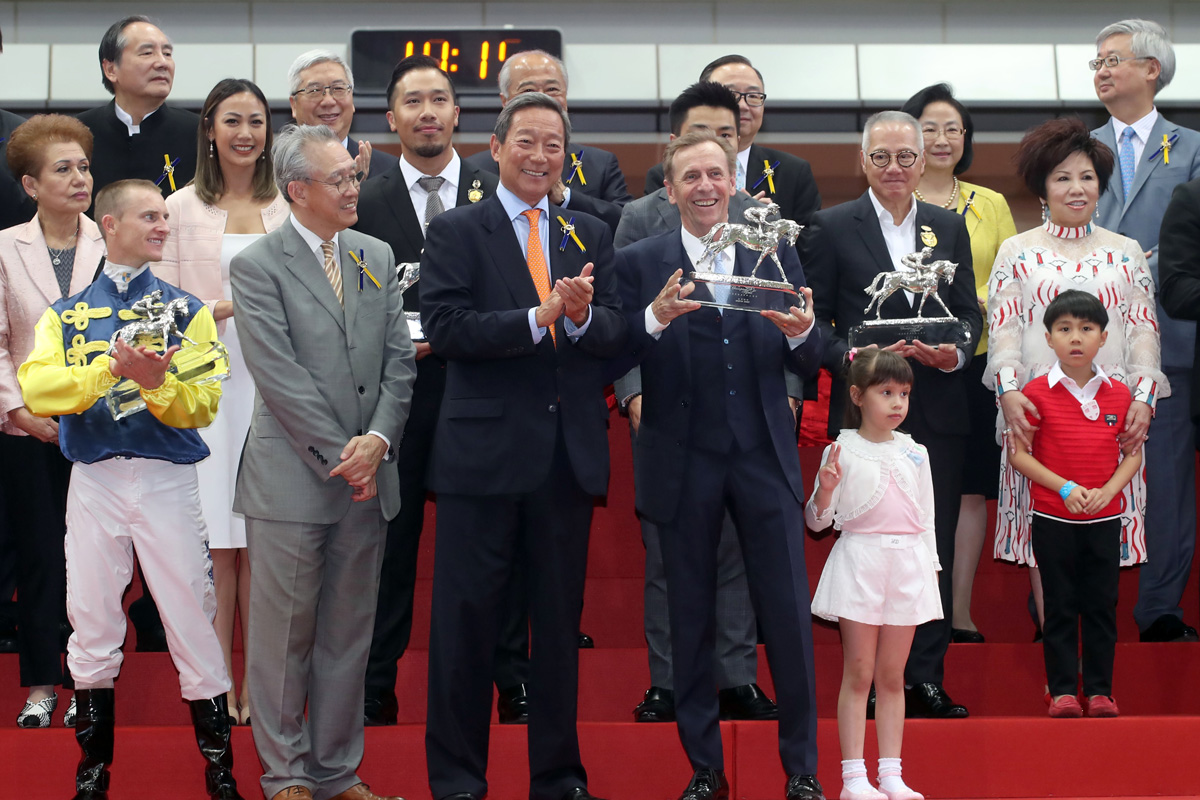 馬會主席葉錫安博士頒發獎座予今屆冠軍練馬師蔡約翰。