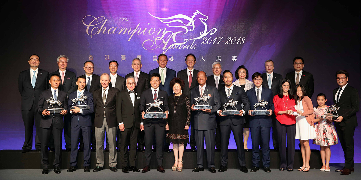 一眾馬會董事及行政總裁、各得獎馬匹的馬主、練馬師、騎師及嘉賓在頒獎禮上合照。