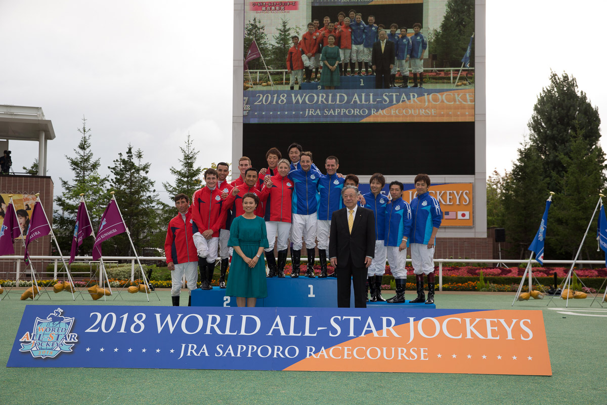 史卓豐與其他參加今年世界星級騎師大賽的日本及海外騎師於頒獎禮上大合照。