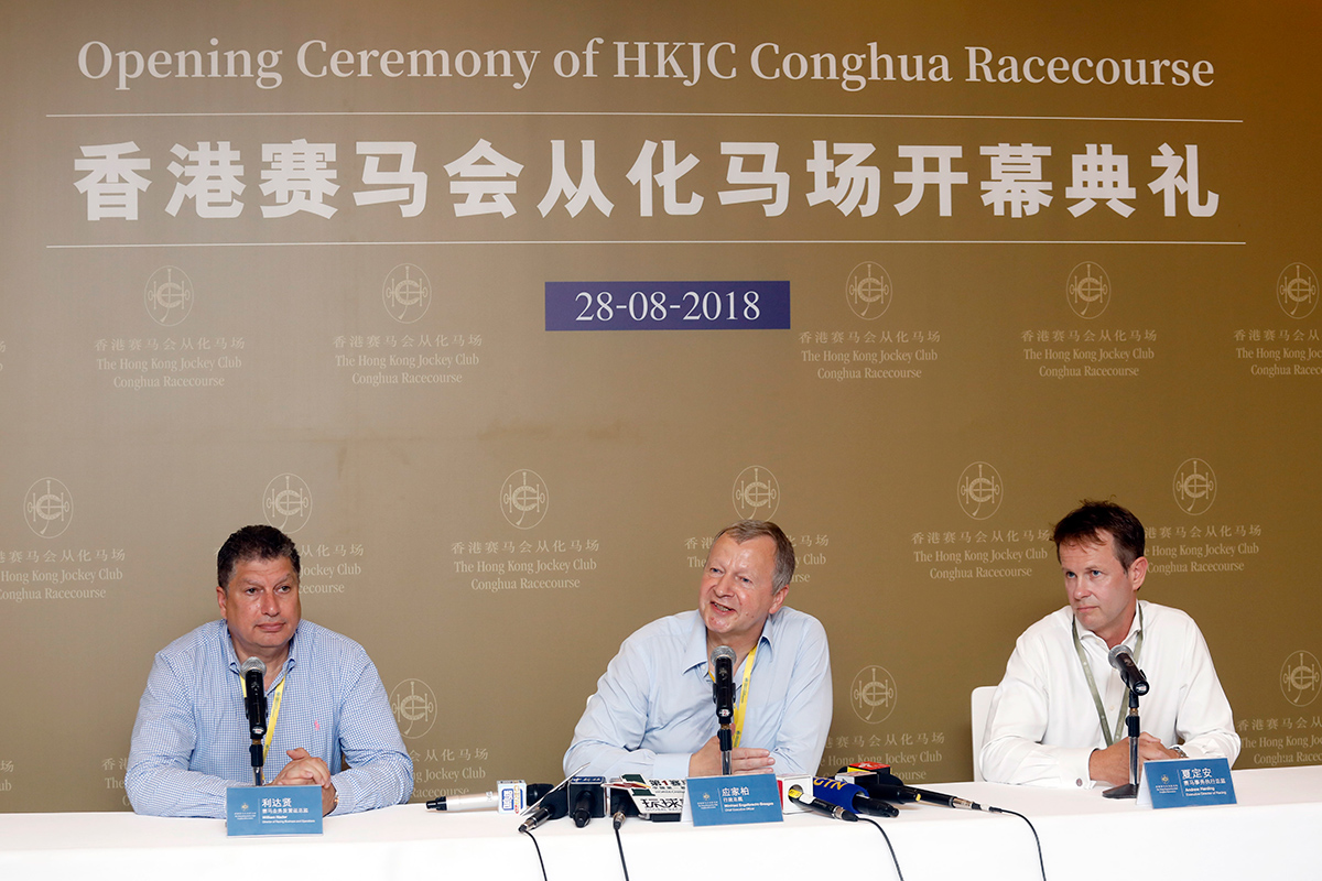 馬會行政總裁應家柏(中) 、賽馬事務執行總監夏定安(右)和賽馬業務及營運總監利達賢在開幕典禮後與香港及內地媒體會面。