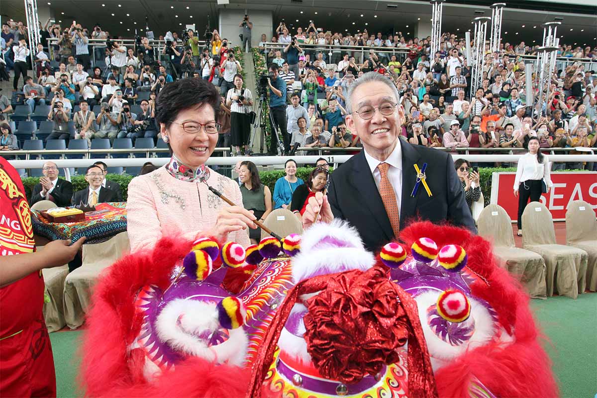 香港特別行政區行政長官林鄭月娥女士及馬會主席周永健先生，一同為醒獅點睛。