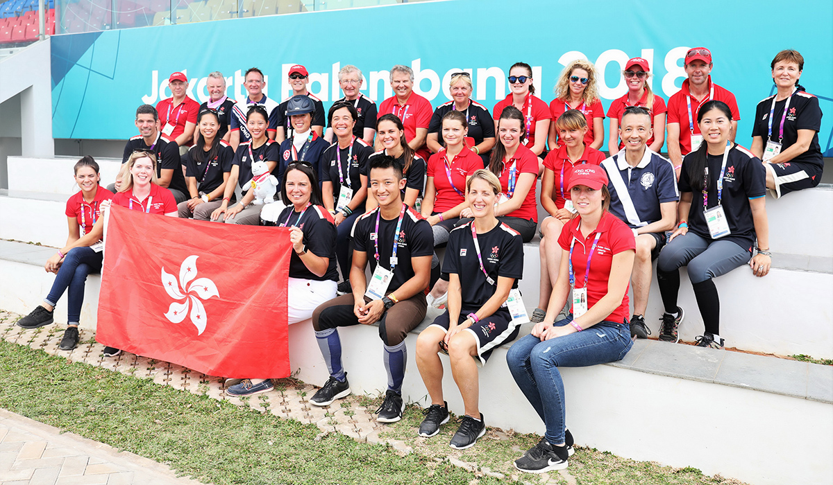 代表香港參加亞運的馬術隊及專業支援團隊在雅加達合照。
