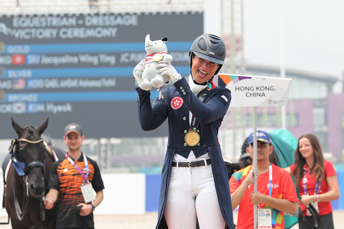 馬會馬術隊騎手蕭頴瑩，在馬術盛裝舞步個人賽奪金，為香港贏得首面亞運馬術金牌。