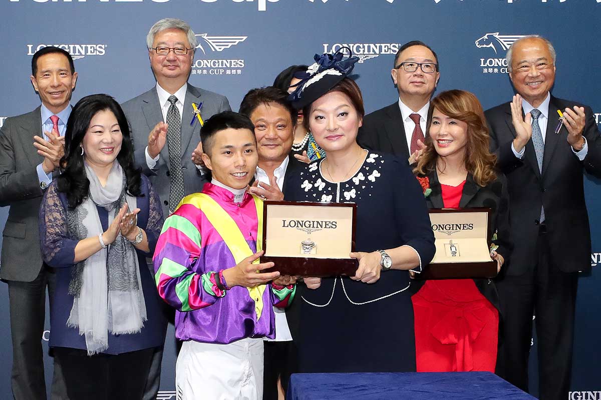 LONGINES香港區副總裁歐陽楚英小姐將LONGINES康卡斯系列腕表頒發予勝出馬匹「驫驫」的馬主葉俊亨先生及夫人 、練馬師何良及騎師潘明輝。