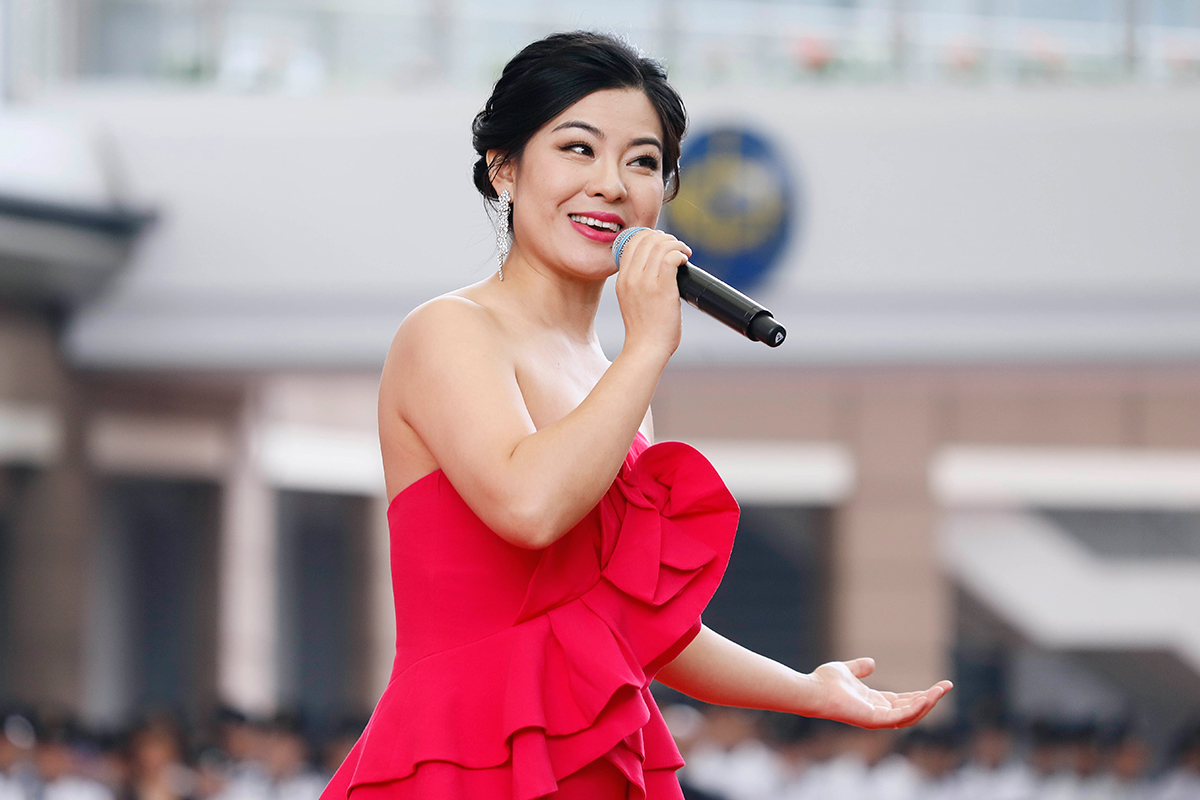 中央歌劇院著名女高音歌唱家蔡楠在開幕儀式演唱名曲「為祖國乾杯」，並在香港警察樂隊伴奏下領唱國歌。
