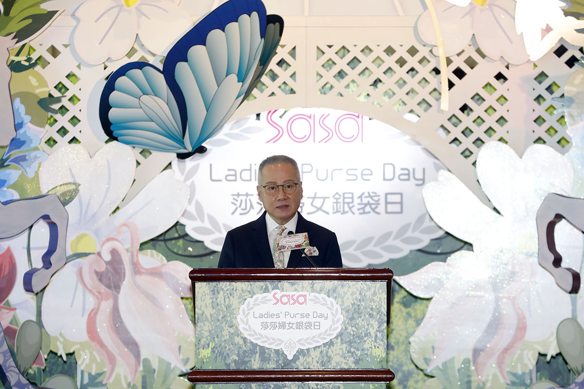 莎莎國際控股有限公司主席及行政總裁郭少明博士於莎莎婦女銀袋日記者招待會上致歡迎辭。
