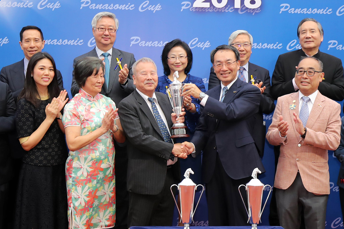 Panasonic Corporation社長津賀一宏（右）於頒獎禮上頒發樂聲盃予「大籐王」的馬主王定波。