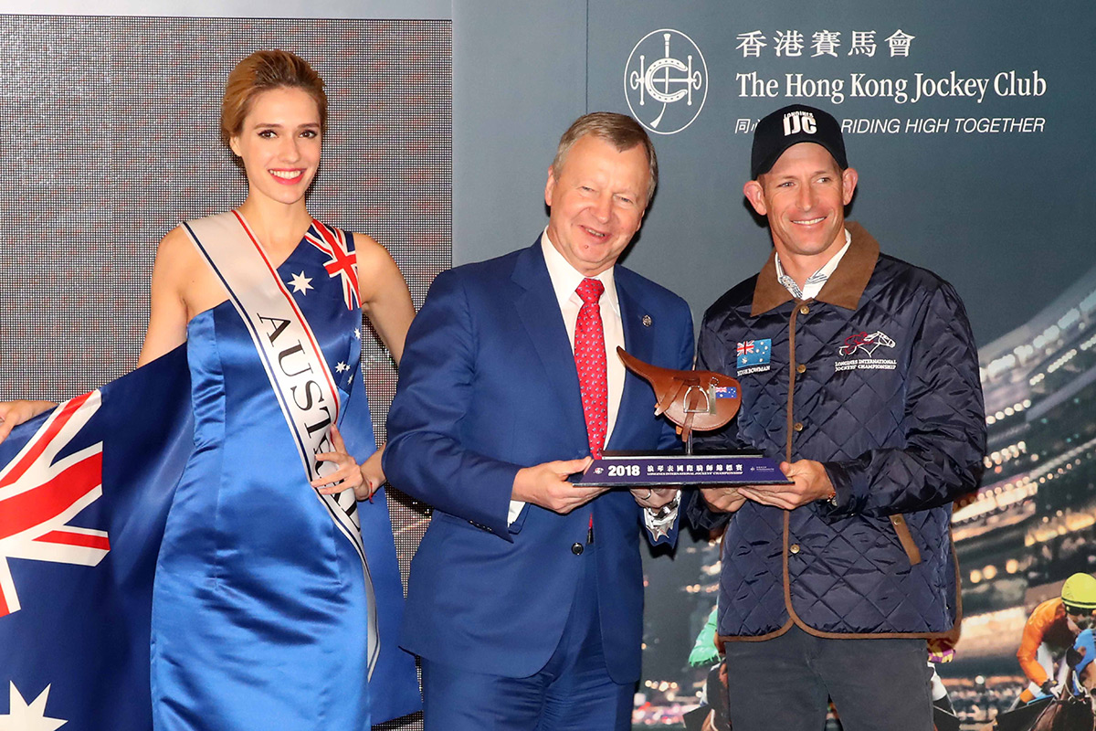 香港賽馬會行政總裁應家柏致送特別訂造的迷你馬鞍予12位參賽騎師，包括莫雅（英國）及布文(澳洲)。