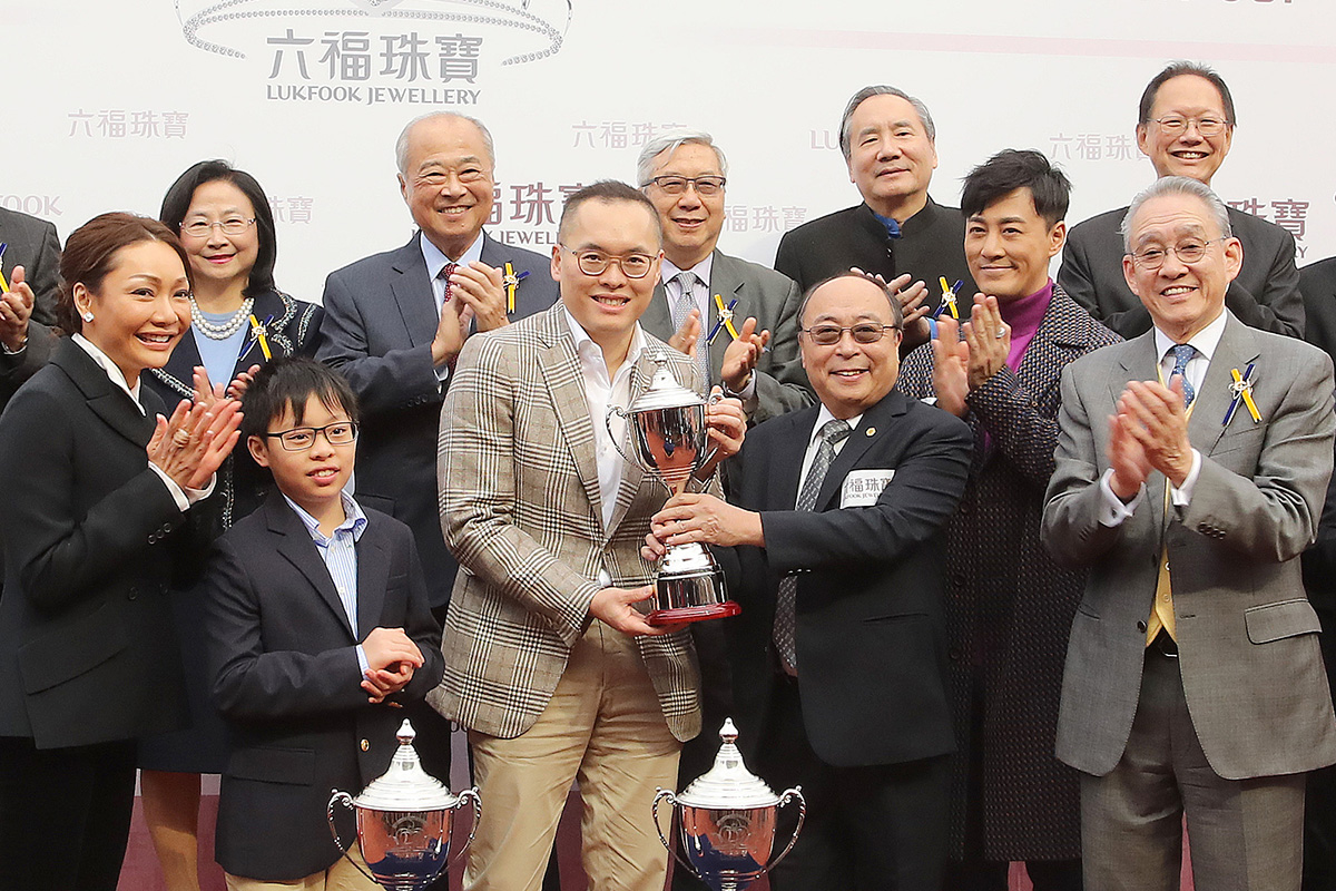 六福集團主席兼行政總裁黃偉常致送獎盃予頭馬「以奇用兵」馬主陳國聰。