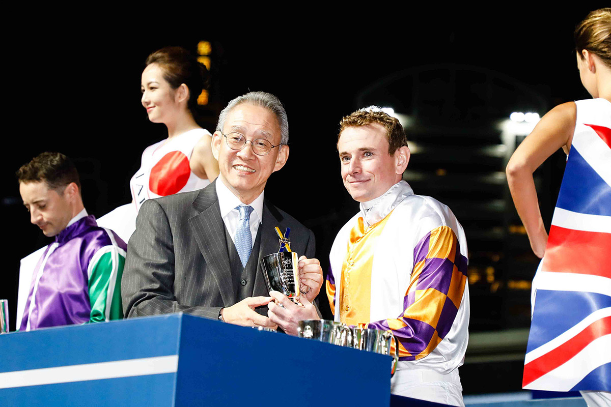 馬會主席周永健先生頒發銀杯予十二位參賽騎師。