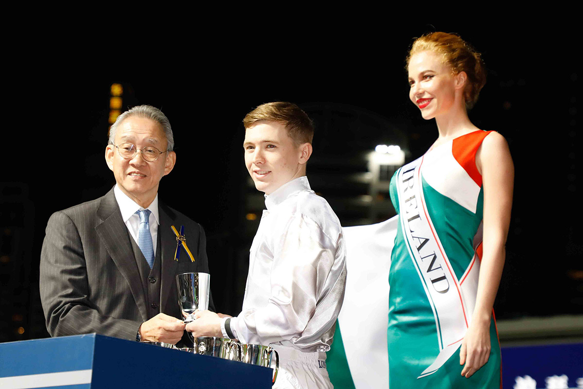 馬會主席周永健先生頒發銀杯予十二位參賽騎師。