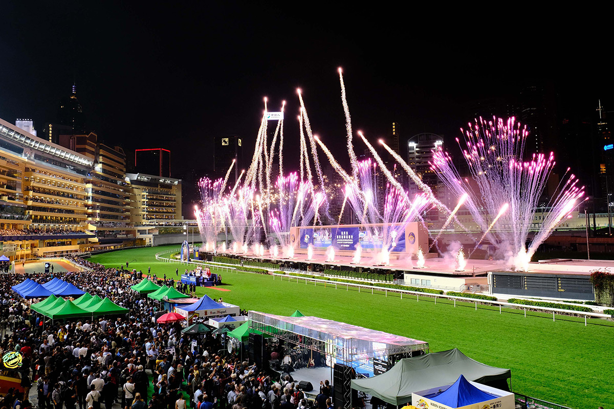 跑馬地馬場發放繽紛煙火，照亮谷中夜空為全球矚目的「浪琴表國際騎師錦標賽」 揭開序幕。