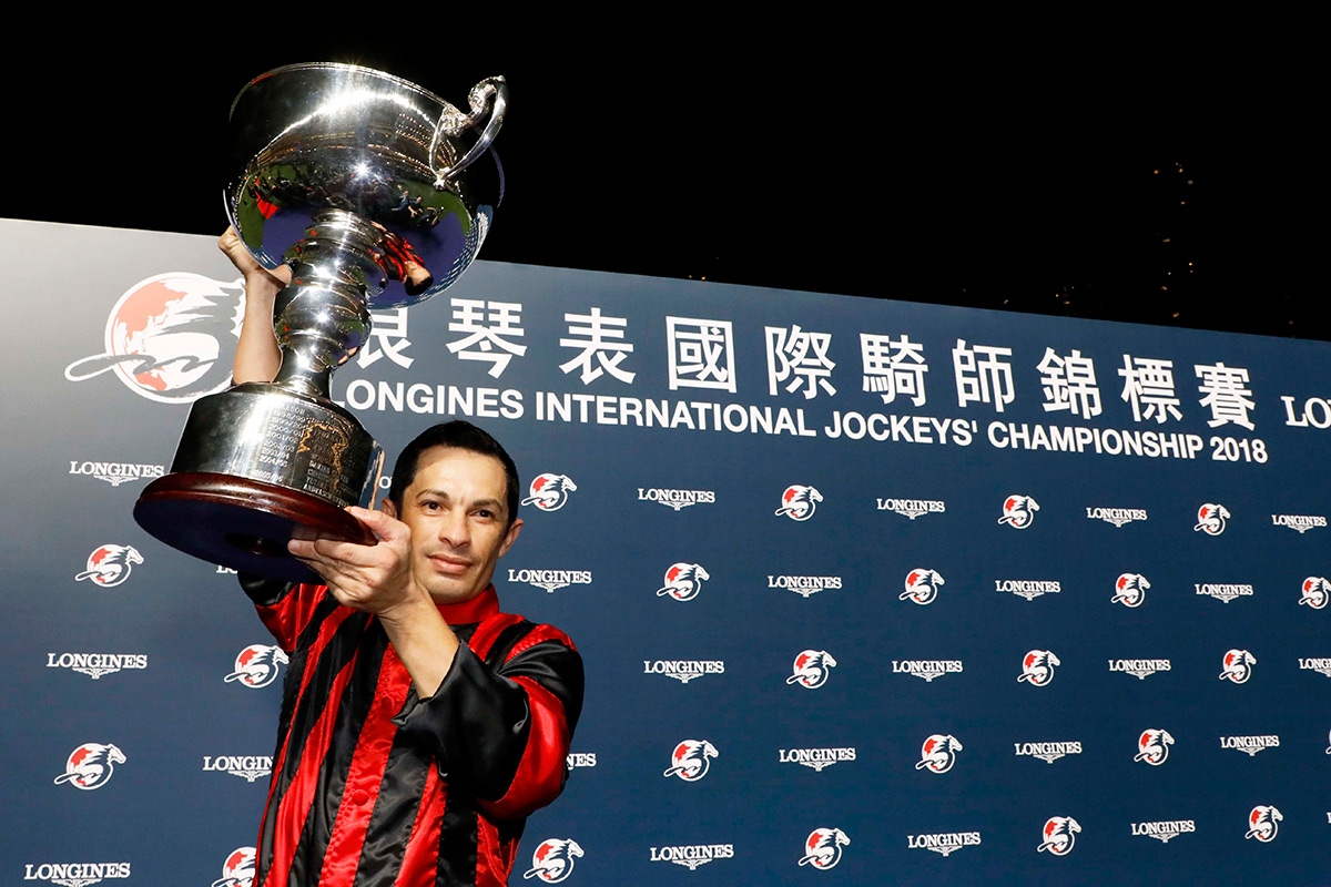 以壓倒性姿態勇奪2018年浪琴表國際騎師錦標賽冠軍的蘇兆輝，於頒獎禮後輕吻獎盃祝捷。