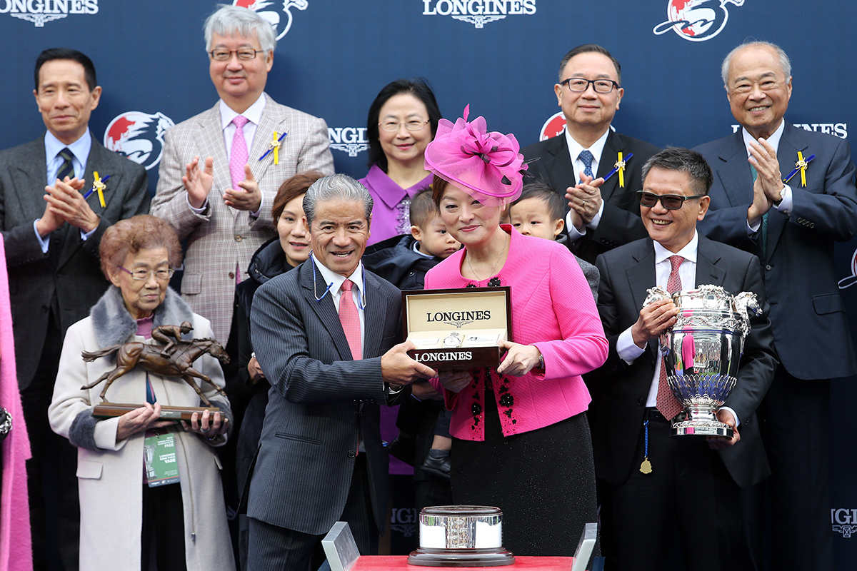 LONGINES香港區副總裁歐陽楚英小姐致送紀念品予浪琴表香港瓶冠軍「時時精綵」的馬主王梁秀卿女士、練馬師告東尼及騎師潘頓。