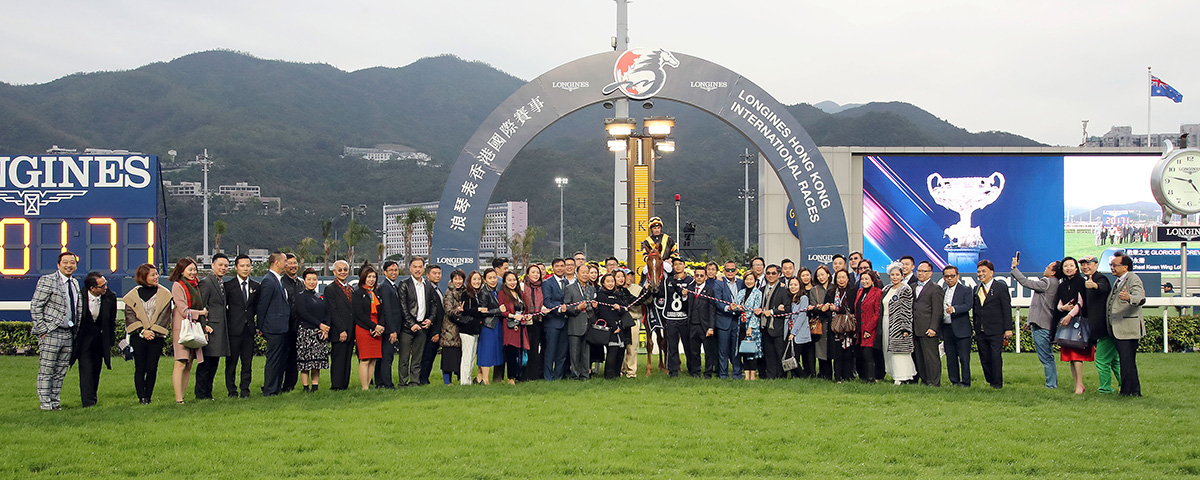 「歡樂之光」在浪琴表香港盃稱雄，騎師蘇兆輝、練馬師羅富全、馬主關永樂與親友慶祝勝利。