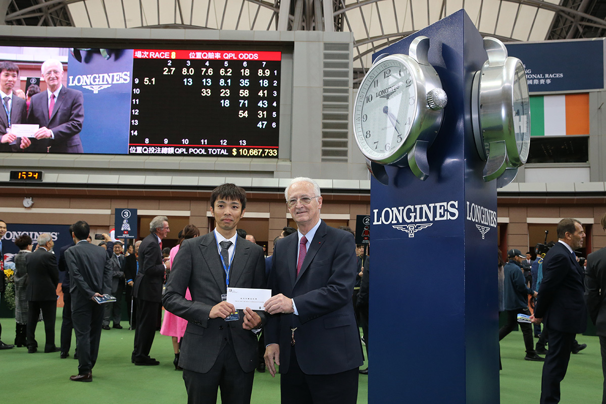 日本代表「白日彗星」獲得浪琴表香港盃最佳外觀馬匹奬，國際賽馬組織聯盟主席Louis Romanet先生（右）頒發五千元獎金予料理該駒的馬房助理。