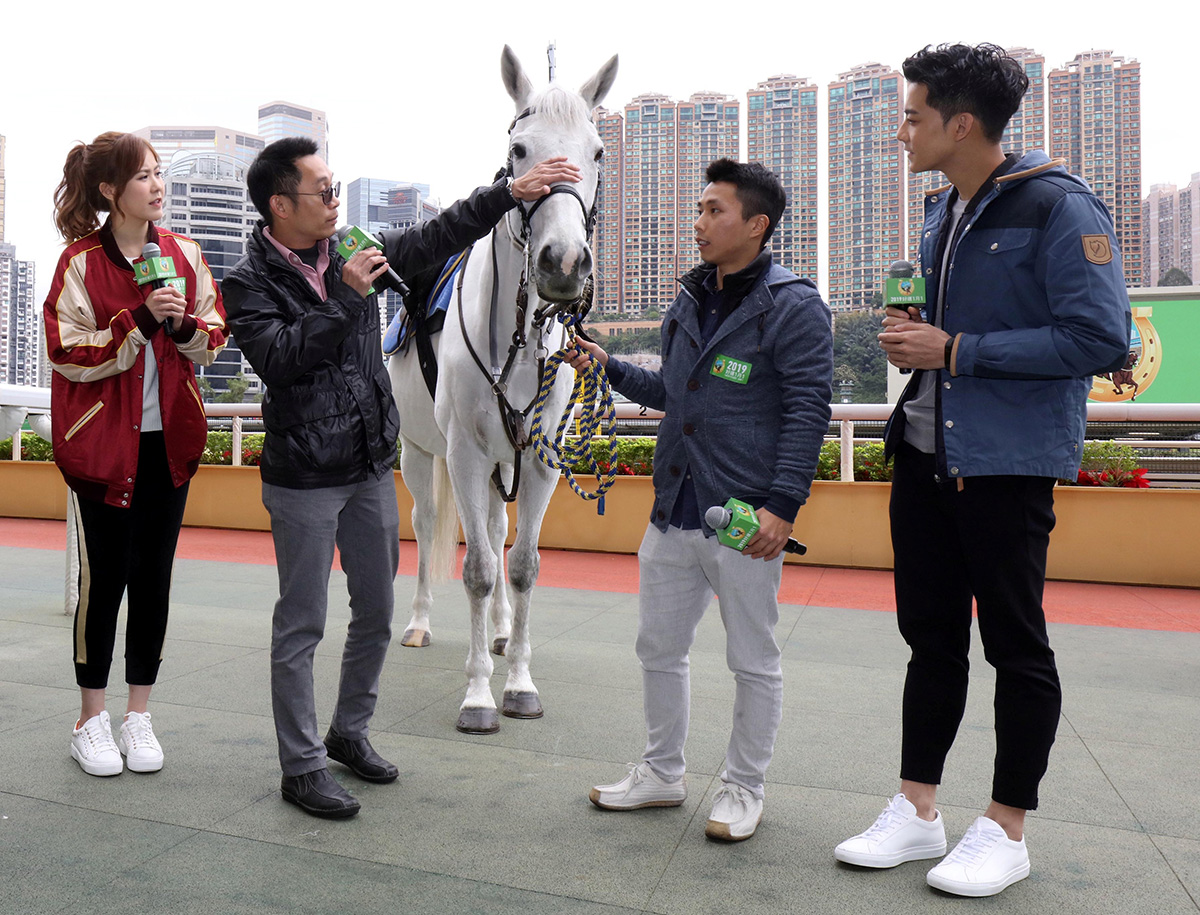 練馬師丁冠豪及騎師潘明輝向「好運之星」劉佩玥及余德丞講解對賽事及馬匹的知識。