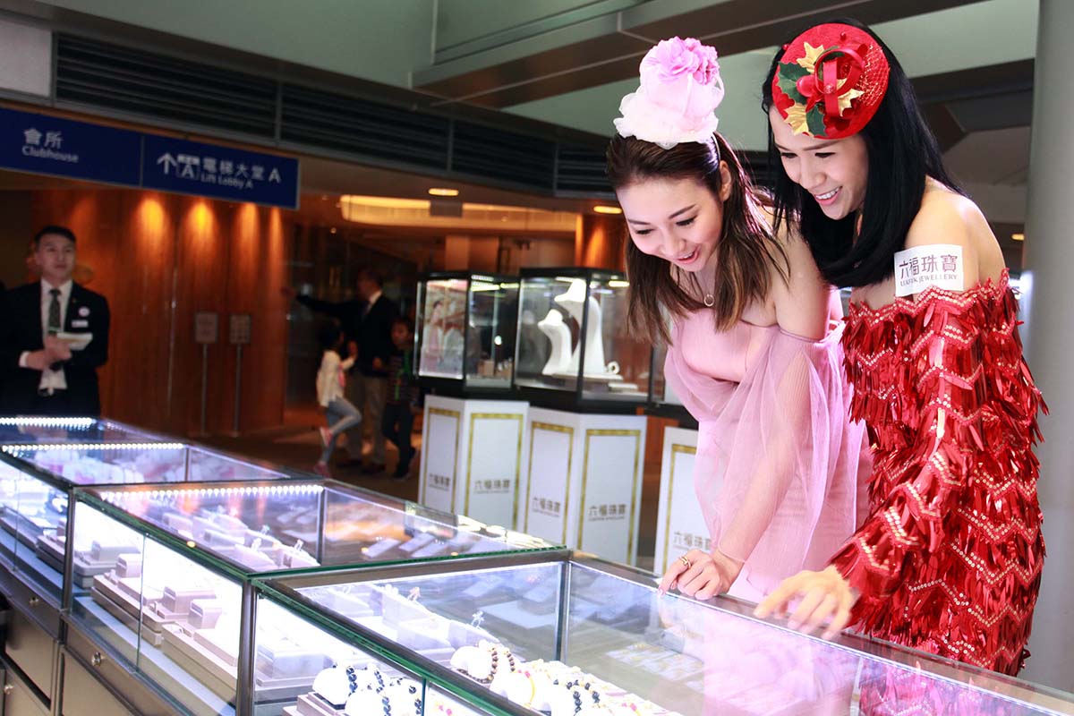 六福珠寶於場內設皇冠試戴體驗區及展銷攤位，讓嘉賓們即場裝扮一番及拍攝留影。