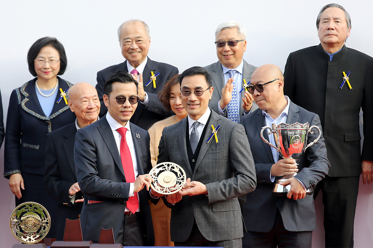 馬會董事利子厚賽後於頒獎禮上，將香港經典一哩賽冠軍獎盃及鍍金碟頒予「添滿意」的馬主李湘舟、練馬師羅富全及騎師布文。