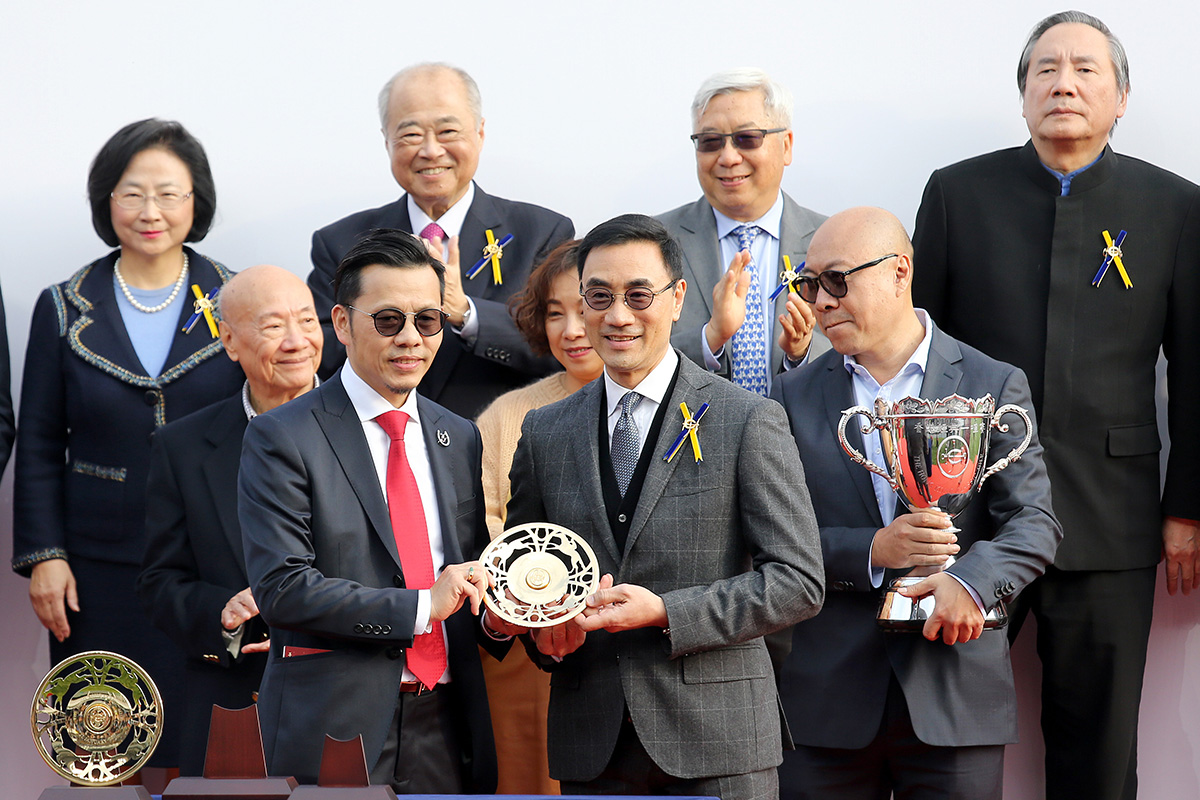 羅富全於香港經典一哩賽頒獎禮上獲頒鍍金碟。