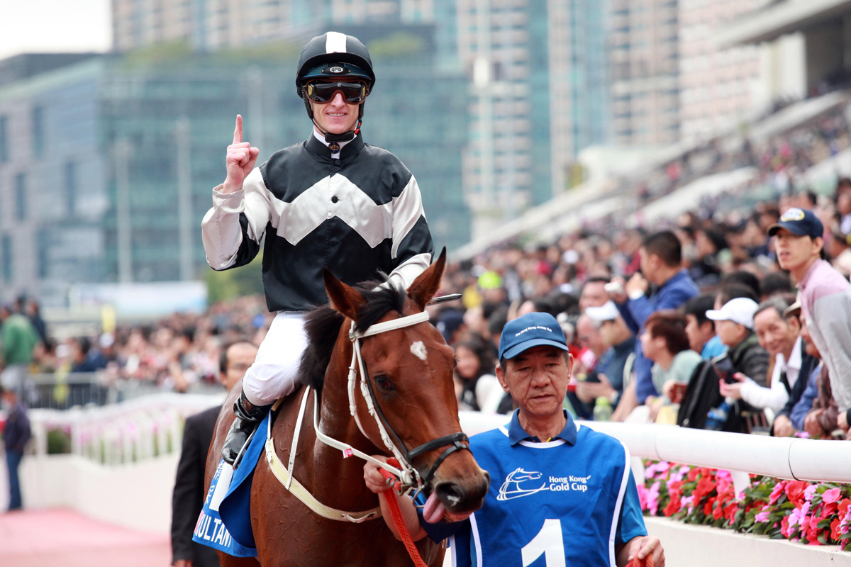 三冠大賽次關賽事花旗銀行香港金盃今日於沙田馬場舉行，騎師潘頓夥拍告東尼馬房的「時時精綵」（1號），在這場途程2000米的一級賽中勇奪冠軍。