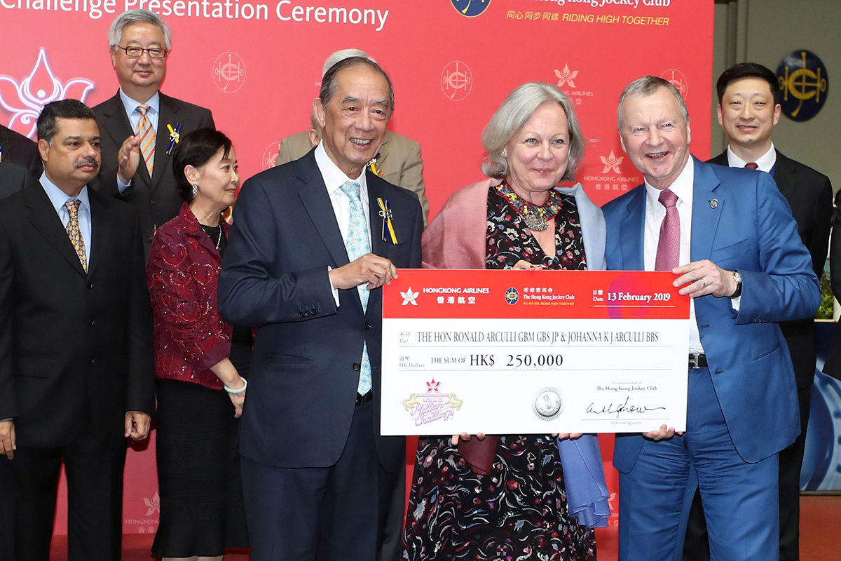 香港賽馬會行政總裁應家柏頒發二十五萬元獎金支票予本年度香港航空百萬挑戰盃亞軍「紅運戰士」馬主夏佳理與夏安麗。