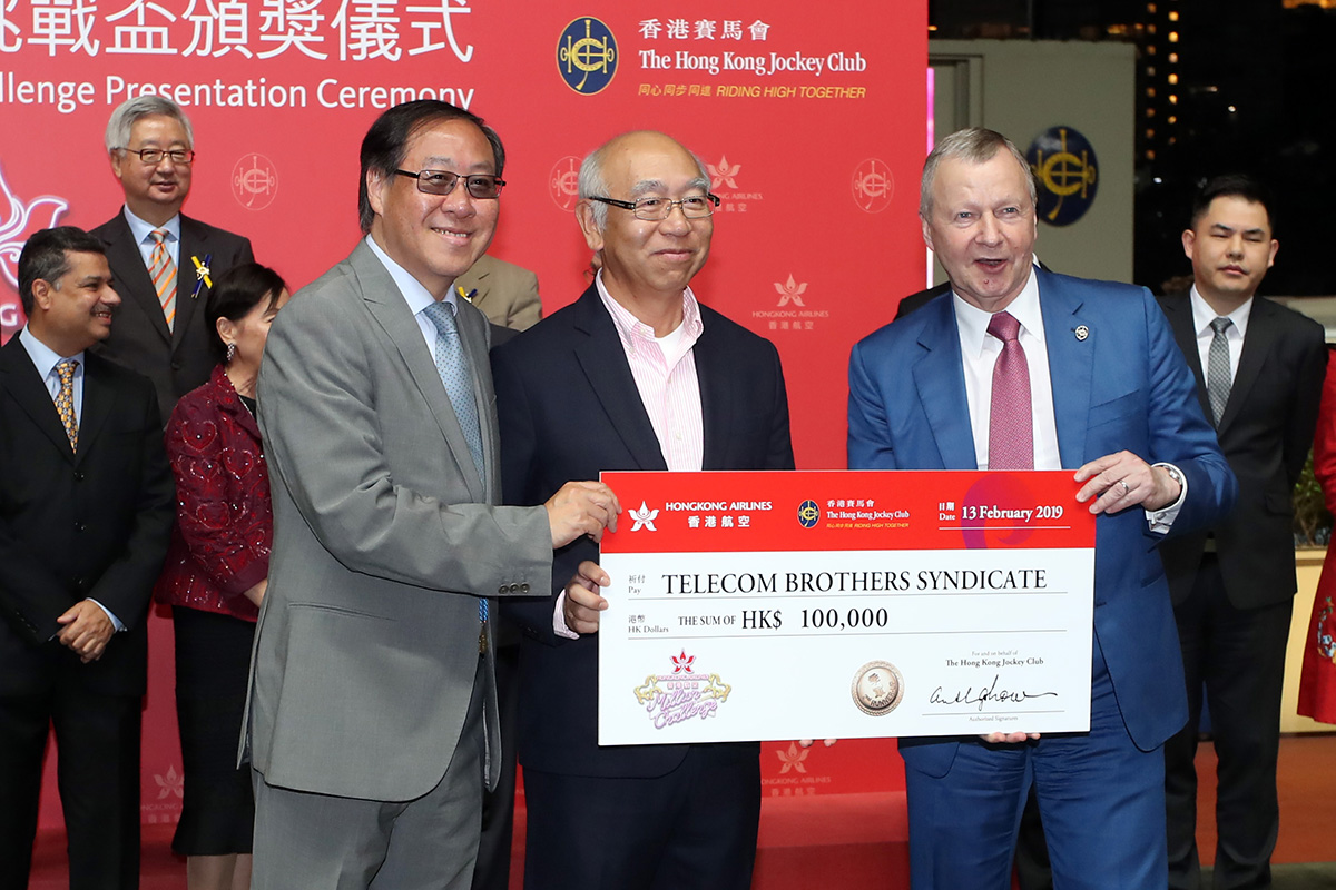 香港賽馬會行政總裁應家柏分別頒發十萬元獎金支票予本年度香港航空百萬挑戰盃季軍「電訊兄弟」，馬主為電訊兄弟團體。