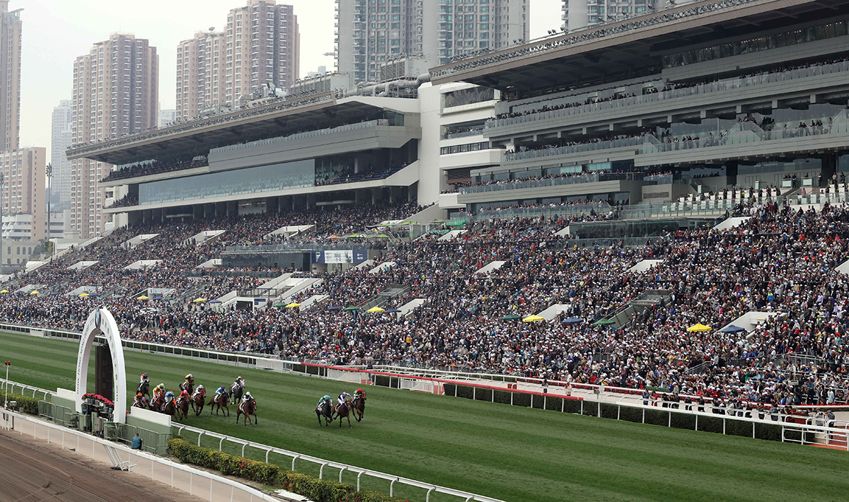 寶馬香港打吡大賽日吸引一眾市民入場觀賽。