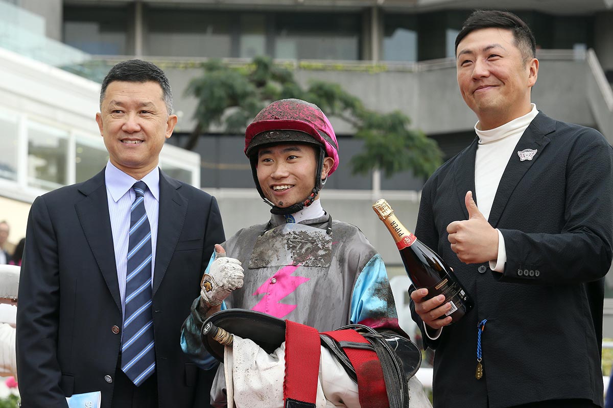 巫顯東對上一匹頭馬為「喜盈運」，賽後他與練馬師及馬主分享勝利喜悅。