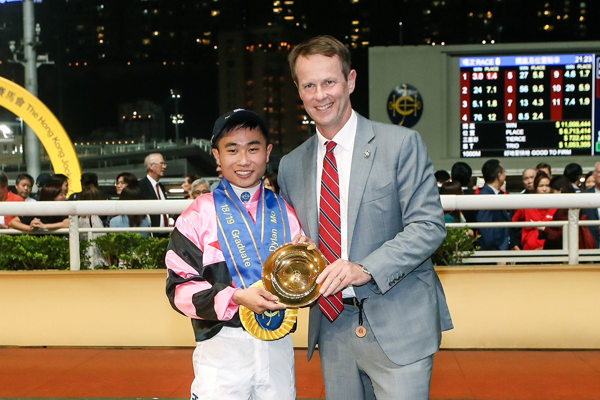 香港賽馬會賽馬事務執行總監夏定安於畢業禮上，頒發紀念銀碟予巫顯東。