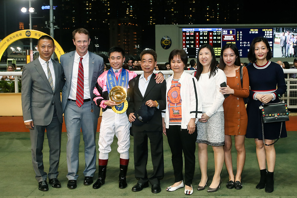 巫顯東和他的家人與香港賽馬會賽馬事務執行總監夏定安（左二）及導師沈集成（左一）於畢業禮上合照。