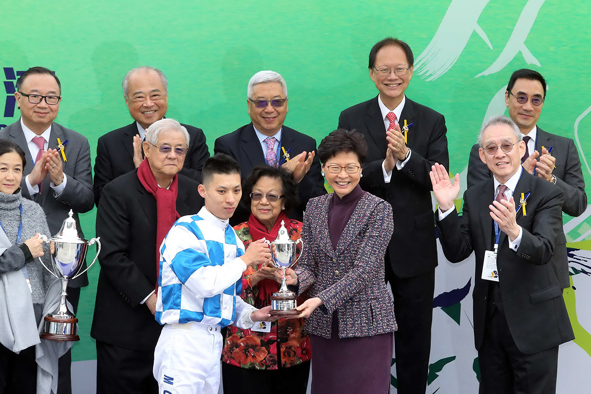 林鄭月娥女士頒發香港賽馬會杯予「雪戰神駒」馬主代表、練馬師高伯新及騎師蔡明紹。